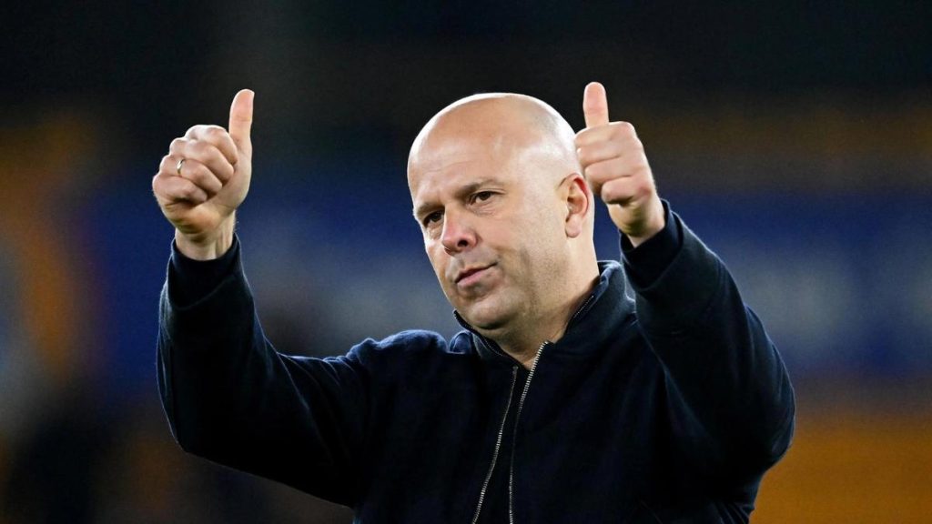 Arne Slot restera sur le banc de Liverpool la saison prochaine