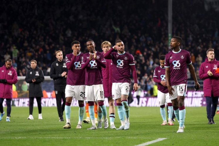 Burnley est relégué en Championship et plusieurs joueurs pourraient attirer l’attention au mercato.