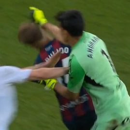 Esteban Andrada a totalement perdu ses nerfs en frappant Jorge Pulido après son expulsion lors du derby contre Huesca.
