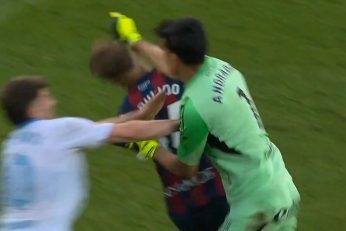 Esteban Andrada a totalement perdu ses nerfs en frappant Jorge Pulido après son expulsion lors du derby contre Huesca.