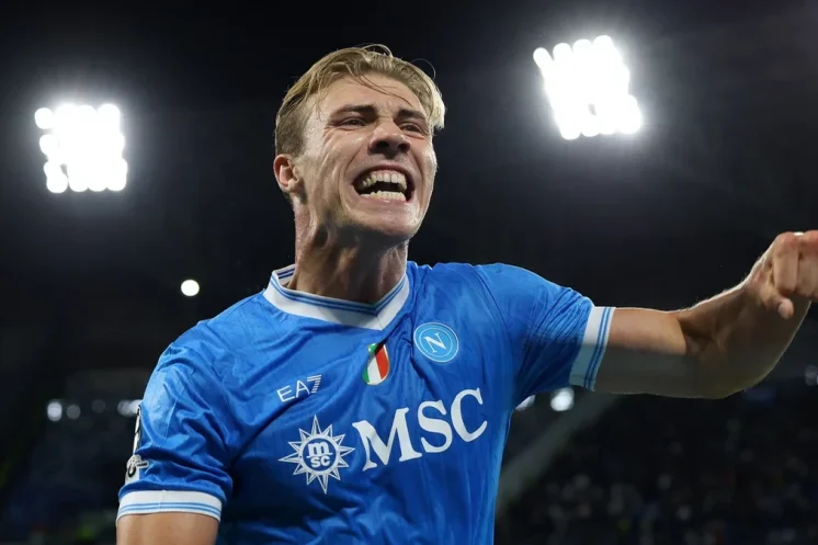 Rasmus Højlund reste définitivement à Naples après l’activation de son option d’achat.