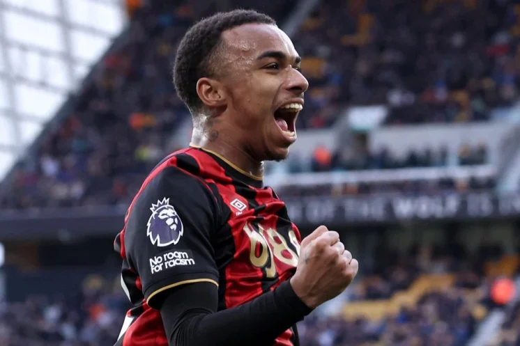 Chelsea rejoint la course pour le jeune attaquant français Eli Junior Kroupi.