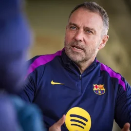 Hansi Flick prolonge avec le FC Barcelone jusqu’en juin 2028.