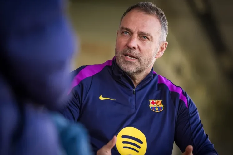 Hansi Flick prolonge avec le FC Barcelone jusqu’en juin 2028.