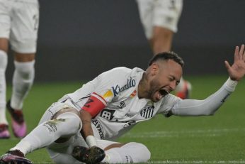 Neymar s’est blessé au mollet avec Santos mais devrait être rétabli pour la Coupe du monde.