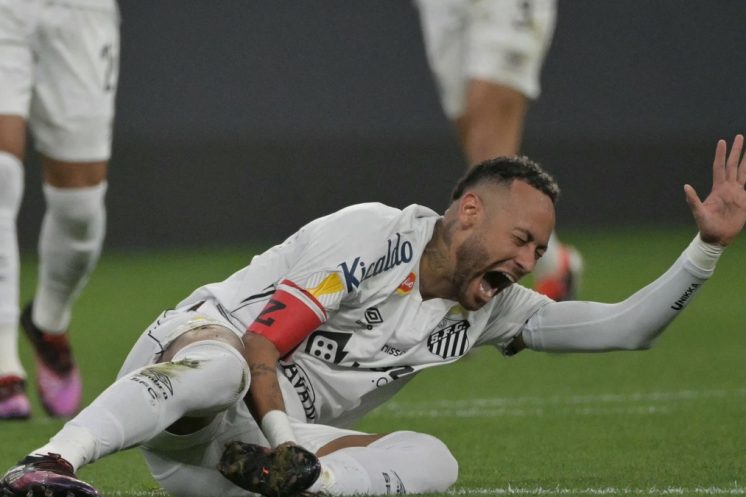 Neymar s’est blessé au mollet avec Santos mais devrait être rétabli pour la Coupe du monde.