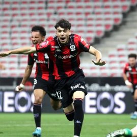 Les joueurs niçois célèbrent le maintien de l’OGC Nice en Ligue 1.