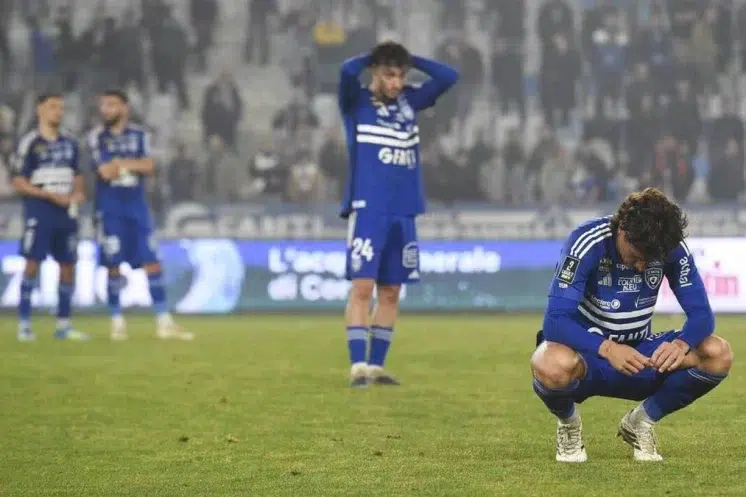 Le SC Bastia est relégué en Ligue 3 après une saison très difficile.