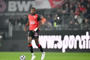 Jérémy Jacquet a salué une dernière fois les supporters rennais avant son départ vers Liverpool.