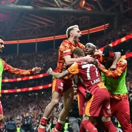 Galatasaray célèbre un quatrième titre consécutif en championnat de Turquie.