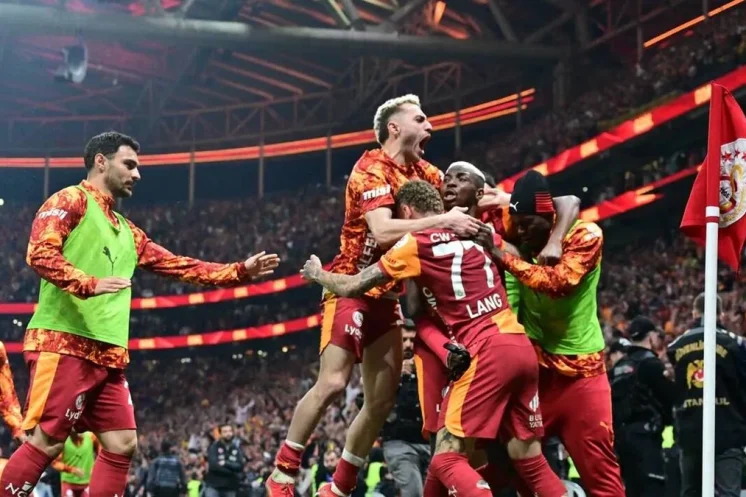 Galatasaray célèbre un quatrième titre consécutif en championnat de Turquie.