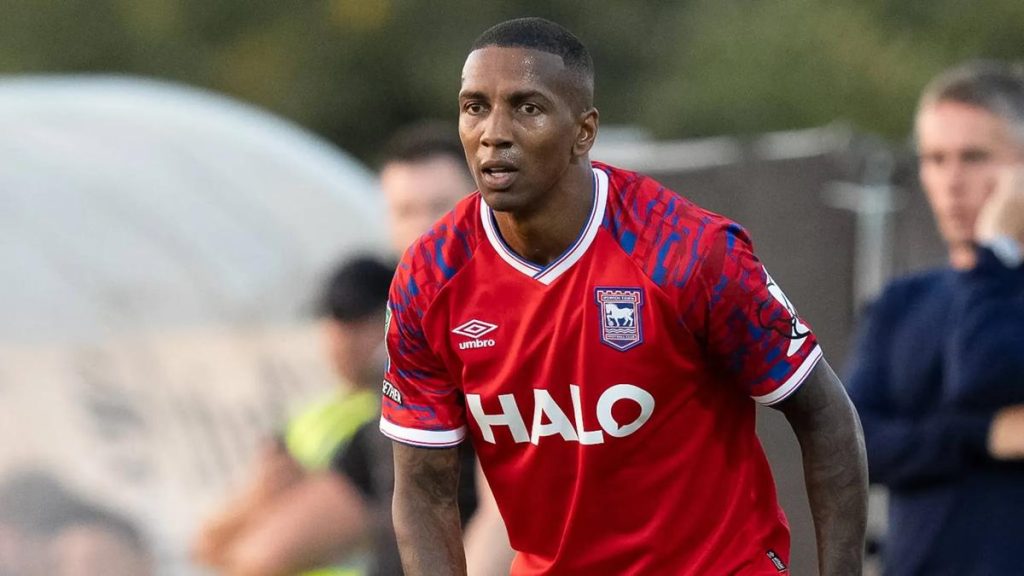 Ashley Young met fin à une carrière immense après 23 saisons