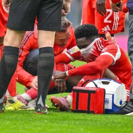 Alphonso Davies sera absent plusieurs semaines après une blessure aux ischio-jambiers avec le Bayern Munich.