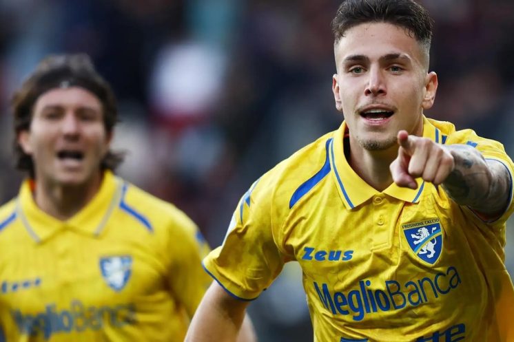 Frosinone célèbre son retour officiel en Serie A après une saison réussie en Serie B.