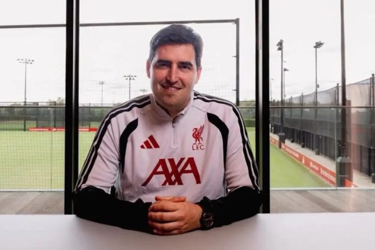 Andoni Iraola devient officiellement le nouvel entraîneur de Liverpool.