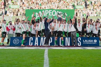 Le Racing Santander célèbre son titre de champion de LaLiga 2 après une saison exceptionnelle.