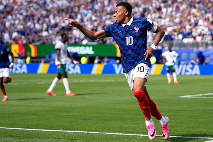Kylian Mbappé dépasse Lionel Messi au classement des buteurs en Coupe du monde.