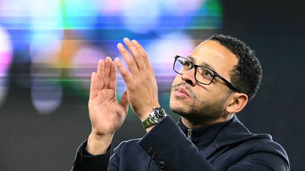 Liam Rosenior proche du banc du Paris FC