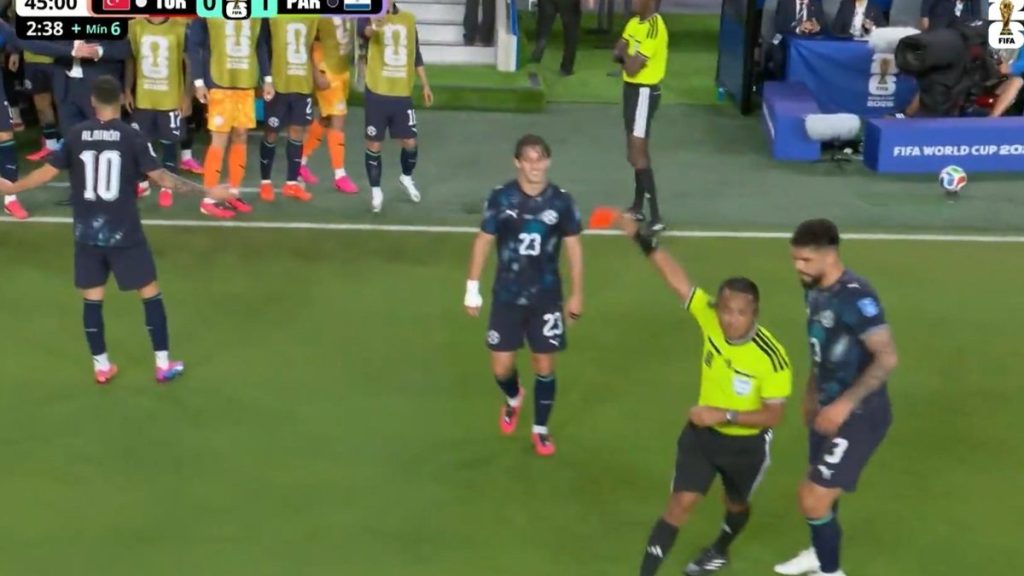 Almiron expulsé après une scène rarissime au Mondial