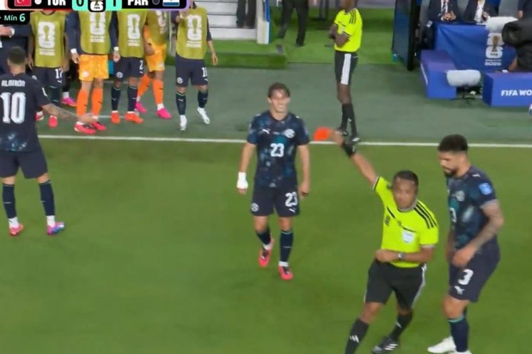 Almiron expulsé après une scène rarissime au Mondial