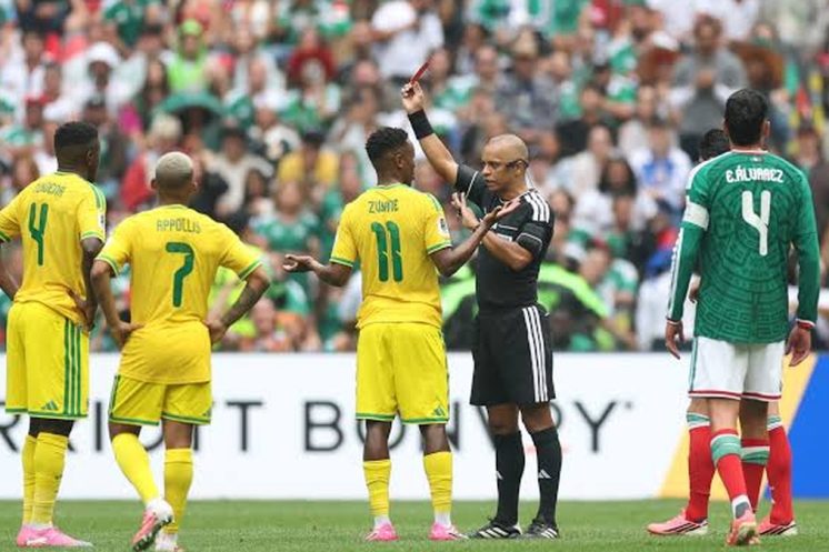 Themba Zwane est suspendu trois matchs après son carton rouge contre le Mexique.