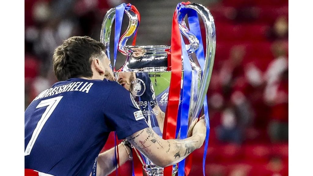Khvicha Kvaratskhelia élu joueur de la saison en Ligue des champions