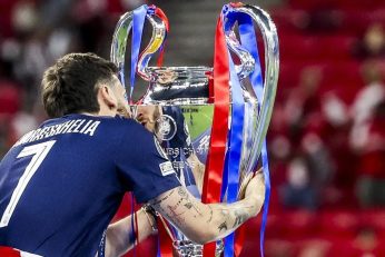 Khvicha Kvaratskhelia célèbre son titre européen avec le PSG après une saison exceptionnelle en Ligue des champions.
