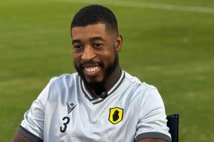 Presnel Kimpembe présente le maillot d’Al-Kharaitiyat après sa signature pour une saison.