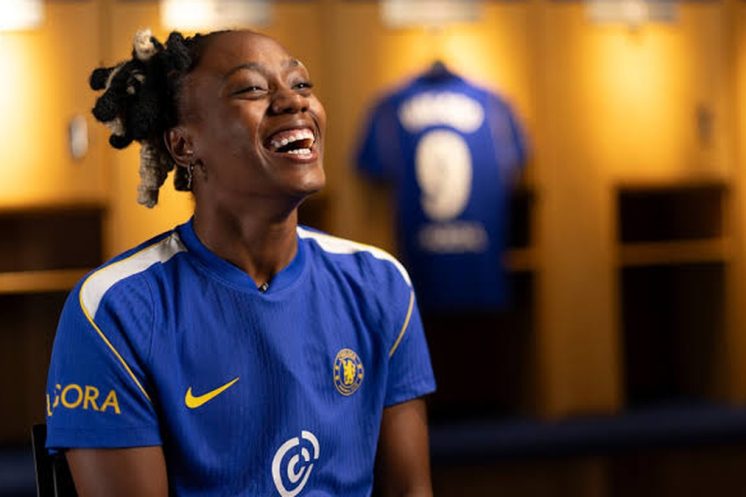 Melvine Malard signe son contrat avec Chelsea après son transfert en provenance de Manchester United.