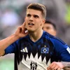 Luka Vušković pose avec le maillot de Brighton après son transfert en provenance de Tottenham.