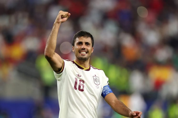 Rodri Hernández serait favorable à un transfert au Real Madrid, mais l’intérêt réel du club reste incertain.