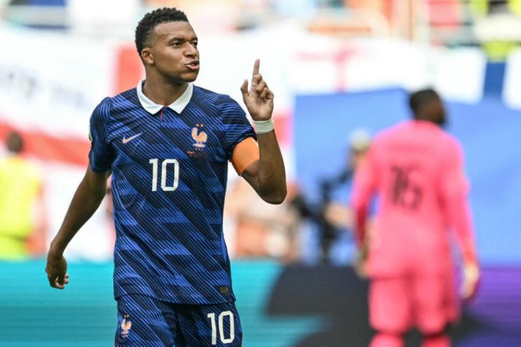 Kylian Mbappé reste en course pour le Ballon d’Or 2026 grâce à ses performances individuelles exceptionnelles.