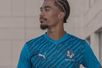 Nathan Zézé sous le maillot de l’équipe de France Espoirs alors que plusieurs clubs européens suivent sa situation à Neom.