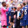 Mike Maignan et les défenseurs français dépités après la première période contre l’Angleterre.