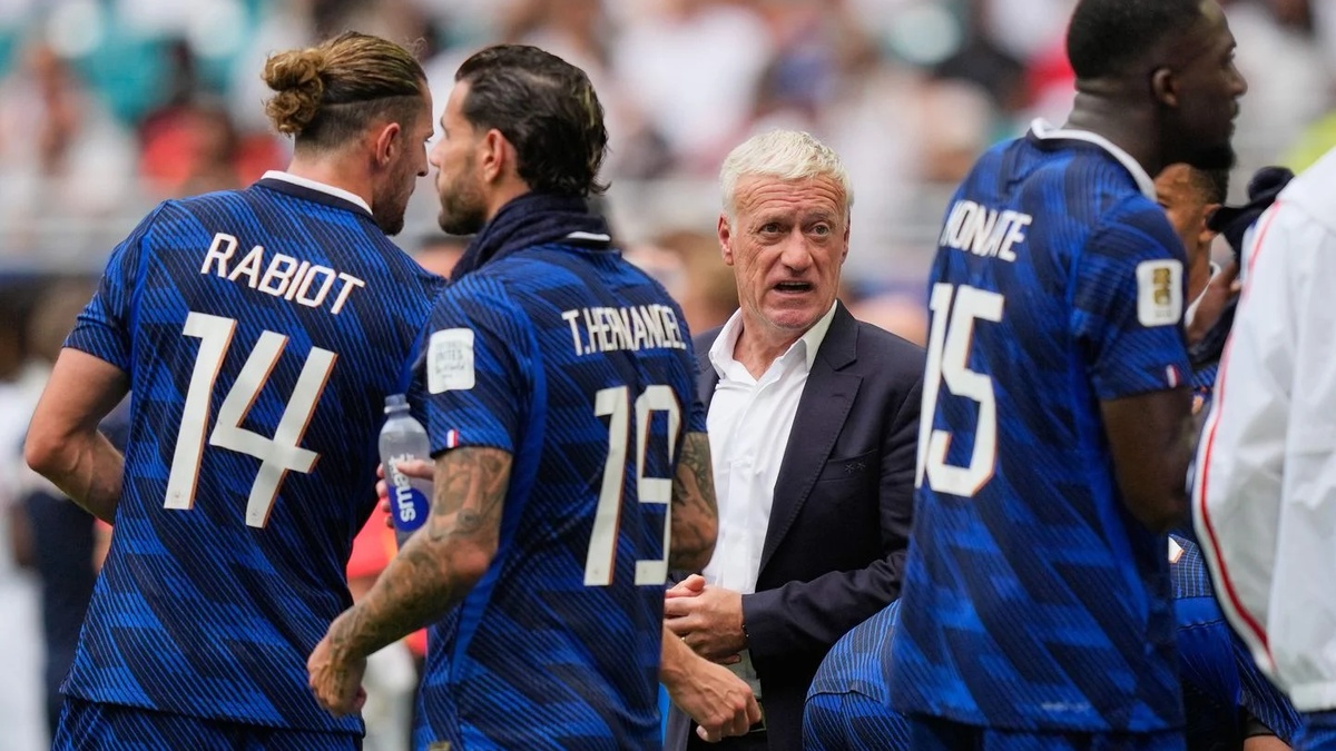 Didier Deschamps très remonté après la première période catastrophique des Bleus contre l’Angleterre.