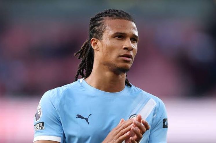 Nathan Aké quitte Manchester City et rejoint officiellement Fenerbahçe.