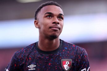 Éli Junior Kroupi intéresse le FC Barcelone, mais Bournemouth aurait déjà refusé deux offres pour son jeune attaquant.