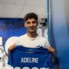 Martin Adeline pose avec le maillot du Hambourg SV après son transfert en provenance de Troyes.