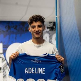 Martin Adeline pose avec le maillot du Hambourg SV après son transfert en provenance de Troyes.