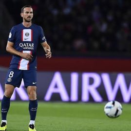 Fabián Ruiz célèbre avec le trophée de la Ligue des champions sous les couleurs du PSG.