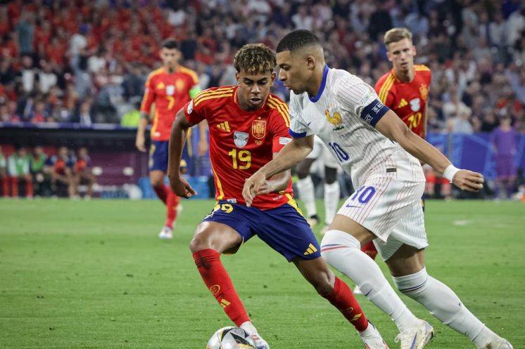 Lamine Yamal affiche désormais neuf victoires en onze confrontations face à Kylian Mbappé.