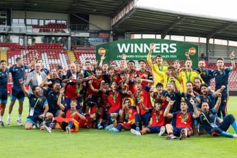 Les jeunes Espagnols célèbrent leur sacre européen après la finale contre l’Allemagne.
