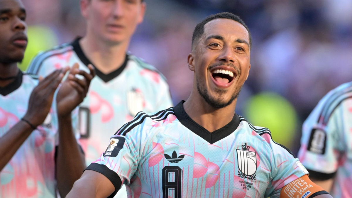 Youri Tielemans pose avec le maillot de Manchester United après l’officialisation de son transfert.