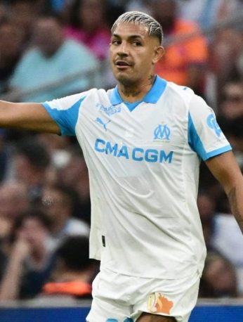 Facundo Medina quitte officiellement l’OM et rejoint le Bayer Leverkusen jusqu’en 2031.