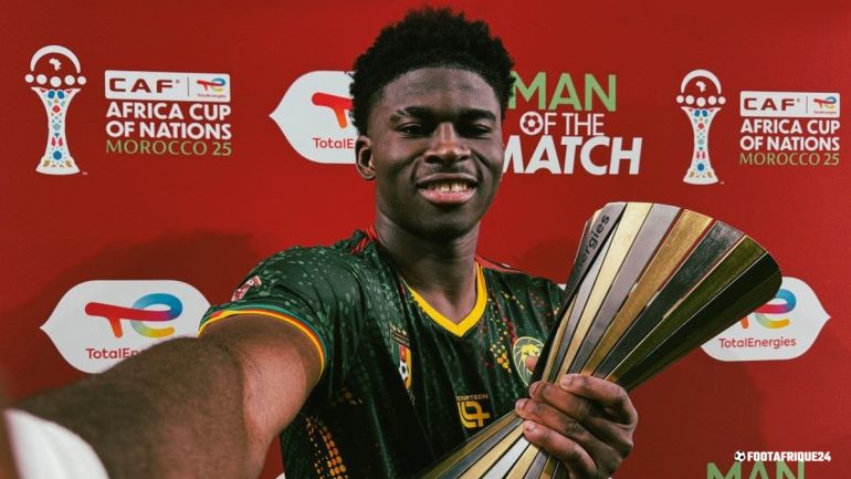 Manchester United tient Carlos Baleba