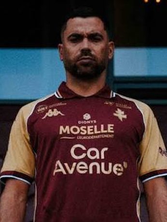 Téji Savanier pose avec le maillot du FC Metz.