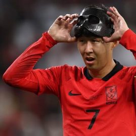 Des enquêteurs quittent les locaux de la Fédération coréenne de football après une perquisition à Séoul.