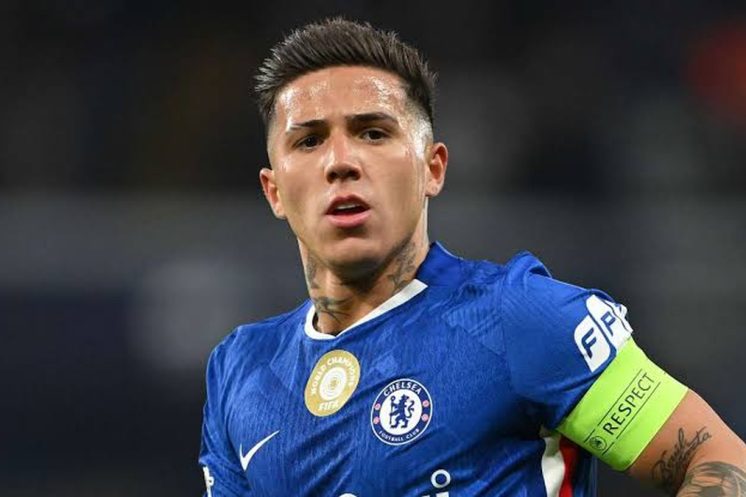 Enzo Fernández avec Chelsea, alors que Manchester City étudie son profil pour anticiper un éventuel départ de Rodri.