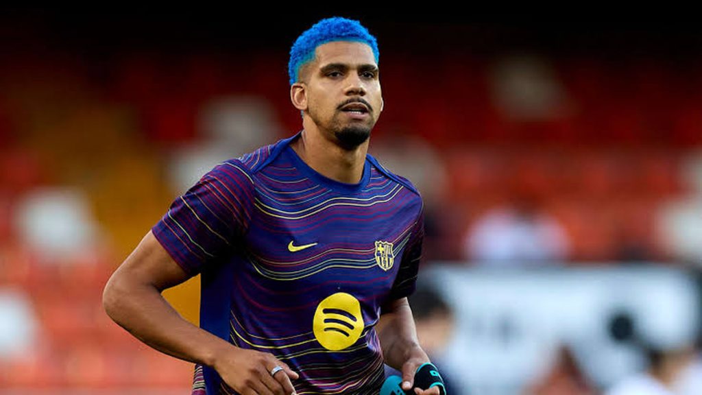 Ronald Araújo rejoint Liverpool en prêt, accord total avec le Barça