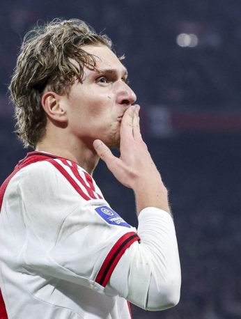 Mika Godts a confirmé l’existence de discussions entre son entourage, l’Ajax et le PSG.